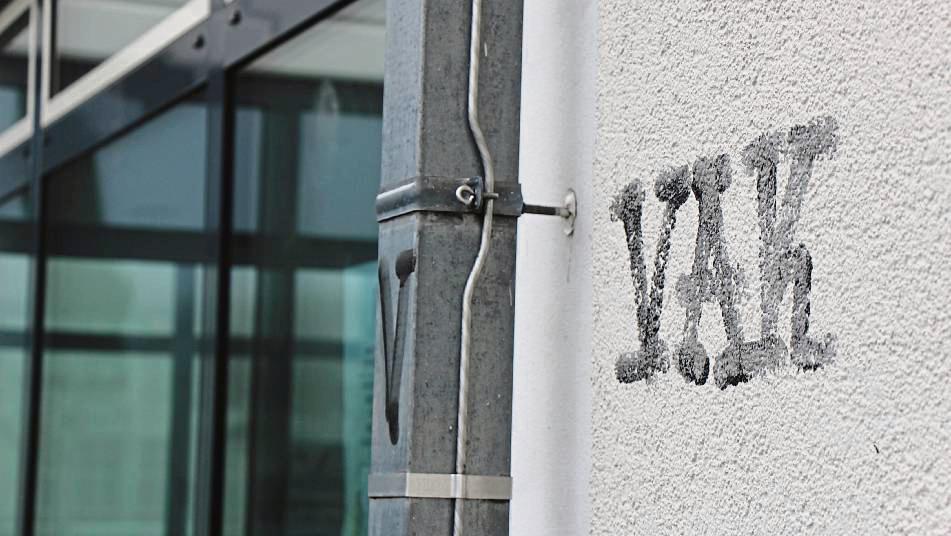 Der Graffiti-Schriftzug „VAK“ steht nun unter anderem an der Stadthalle. Foto: Löseke