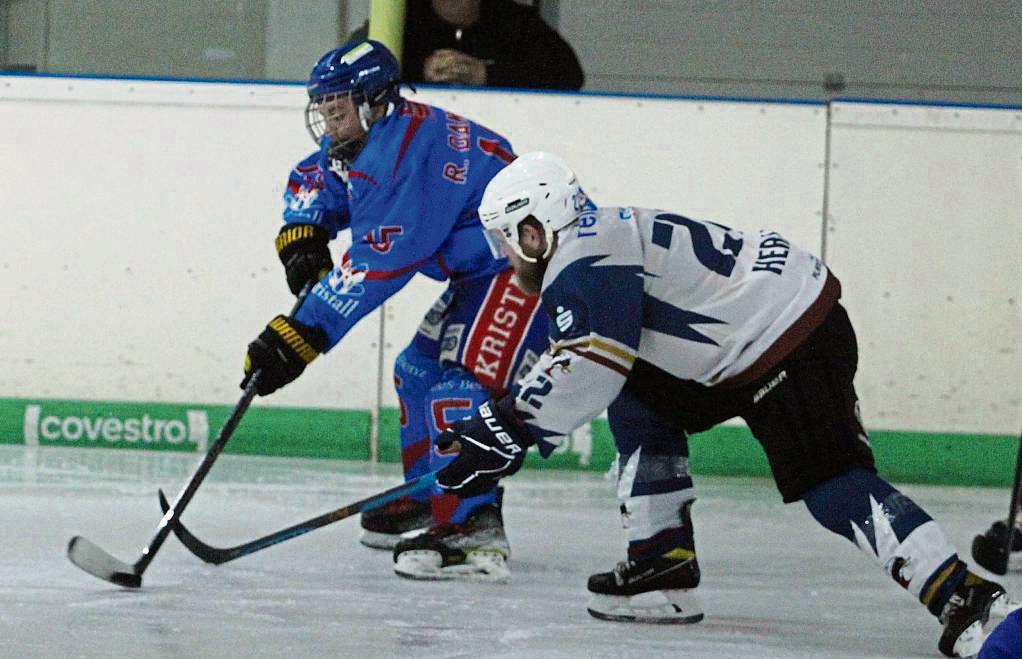 Lange Zeit begegnete das Team von Kristall Lippstadt (in Blau) den Gästen vom TuS Wiehl auf Augenhöhe. Unterm Strich stand dann aber eine 3:7-Niederlage. Foto: Brand
