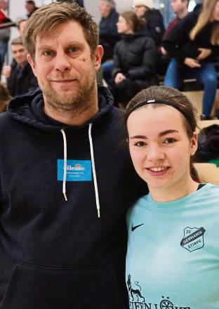 Trainer Dominique Heinke begrüßte Neuzugang Leni Hagemann im Lager des Frauen-Landesligisten Germania Stirpe. Foto: Feichtinger