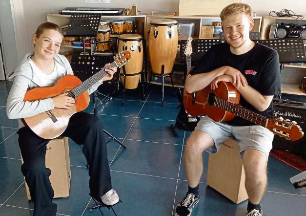 Experte an den Saiten: Der neue Gitarrenlehrer Daniel Benke mit seiner Schülerin Kim.