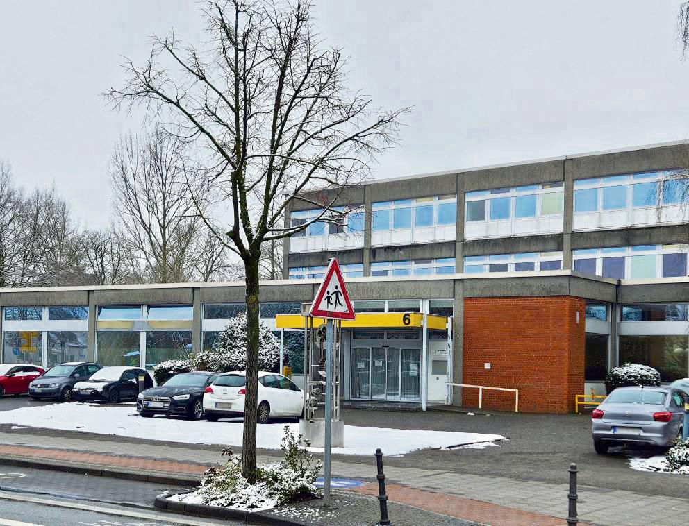 Die Tage der alten Hauptpost sind gezählt: Das Investorenduo Passgang und Bürger will das Frontgebäude und alle weiteren Bestandsimmobilien auf der Lippe-Insel abreißen. Geplant ist die Errichtung von sechs neuen Baukörpern für 80 bis 100 Wohnungen und Gewerbeansiedlungen. Detailplanungen, gar Visualisierungen, gibt es für das Projekt noch nicht. Foto: Thomas Wiegand