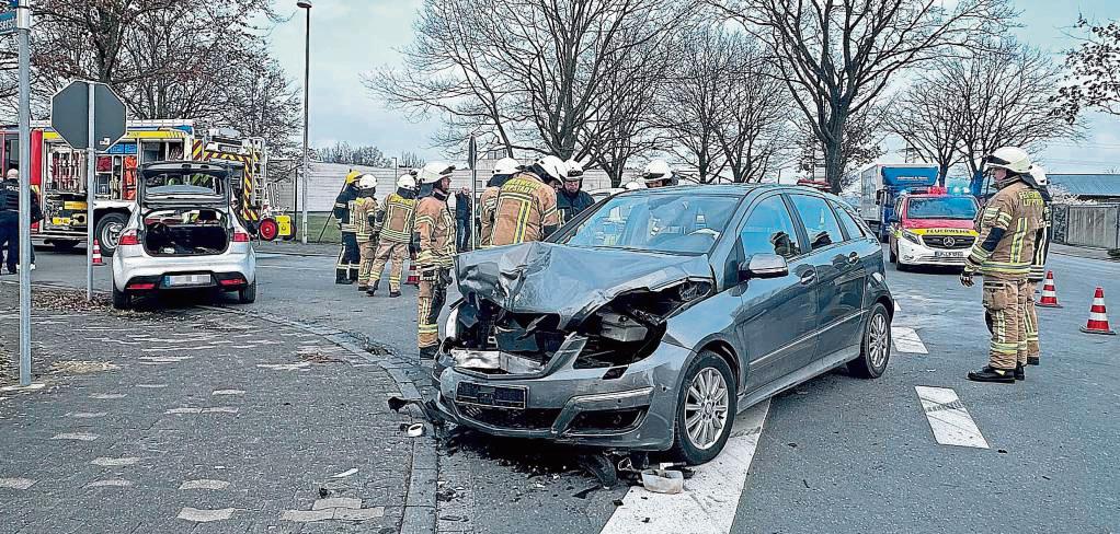 Kollision auf Kreuzung: Bei einem Verkehrsunfall an der Welserstraße/ Hansastraße sind am Mittwoch zwei Autofahrerinnen schwer verletzt worden. Foto: Cegelski