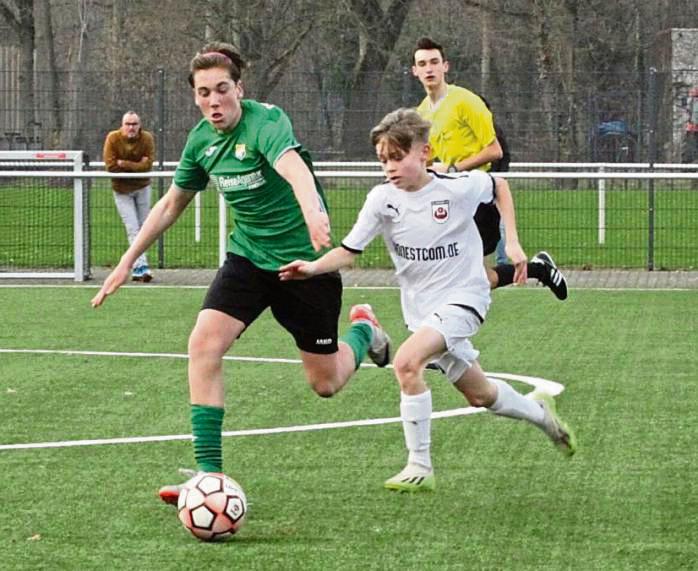 Der Gegner entwischte den CII-Junioren des SV Lippstadt (in Weiß) bereits in der ersten Halbzeit, denn da lag der Gast aus Rheda schon mit 4:0 in Führung. Foto: Dannhausen