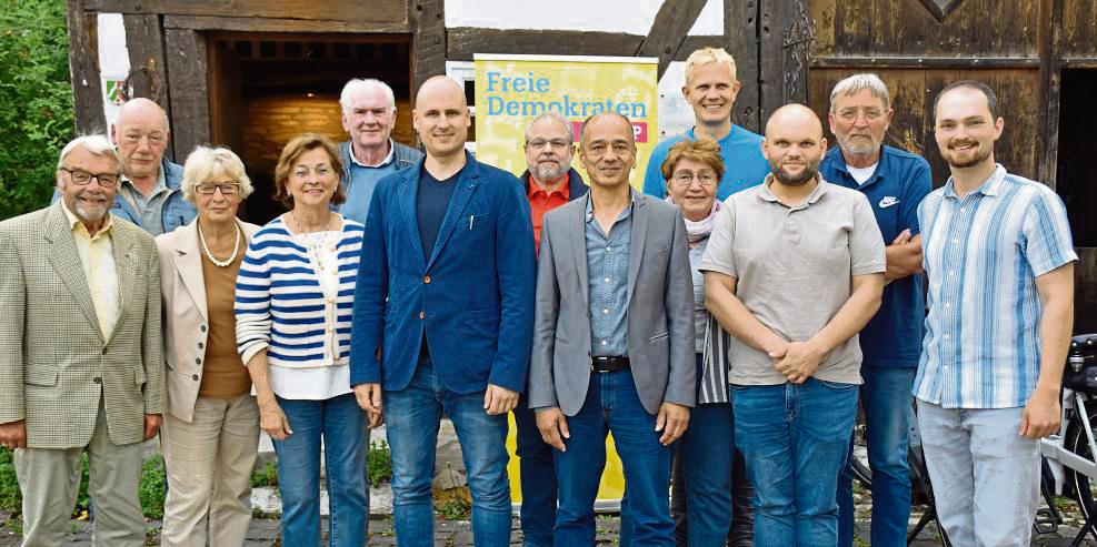 Die FDP hat mit Alexander Arens (6. v.r.) einen eigenen Bürgermeister-Kandidaten für die Geseker Kommunalwahl aufgestellt. Foto: Kossack