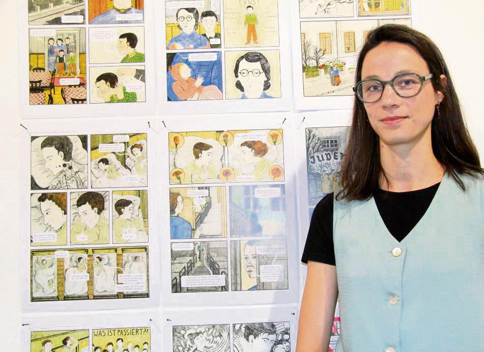 „Work in progress“: Hannah Brinkmann vor Seiten ihrer Graphic Novel „Zeit heilt keine Wunden“, die im November im avant-verlag erscheinen wird. Foto: Balzer