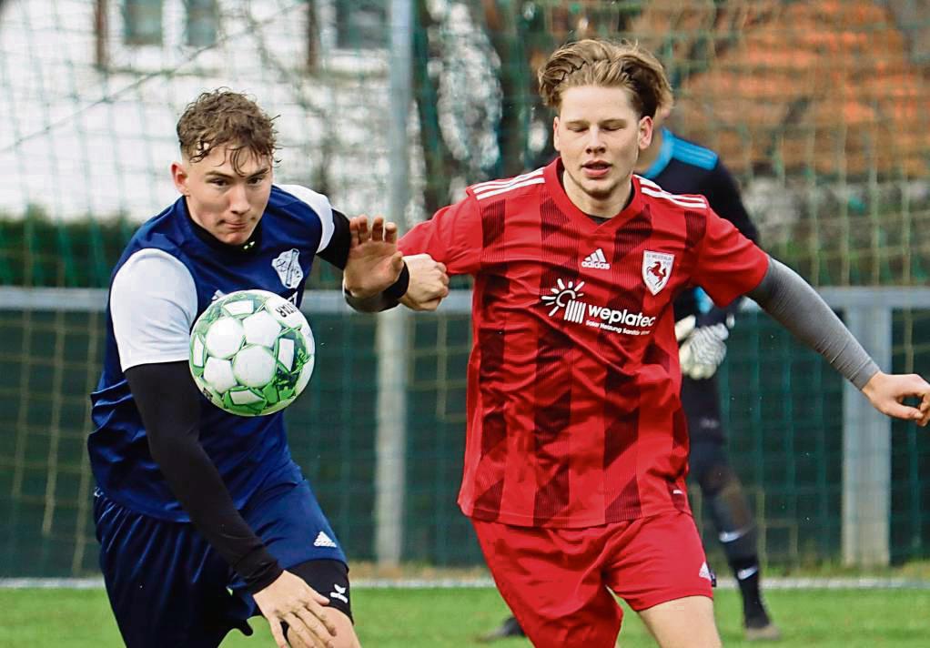 Nach torloser erster Halbzeit setzte sich der FC Mönninghausen II (in Blau) am Ende mit 4:2 gegen Westfalia Erwitte durch. Foto: Feichtinger