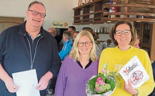 Birgit Wördehoff (r.) ist seit 25 Jahren Mitglied in der Tennisabteilung von Germania Esbeck. Sie wurde vom 1. Vorsitzenden Thomas Brinkmann (l.) sowie von Geschäftsführerin Geli Ferber geehrt.