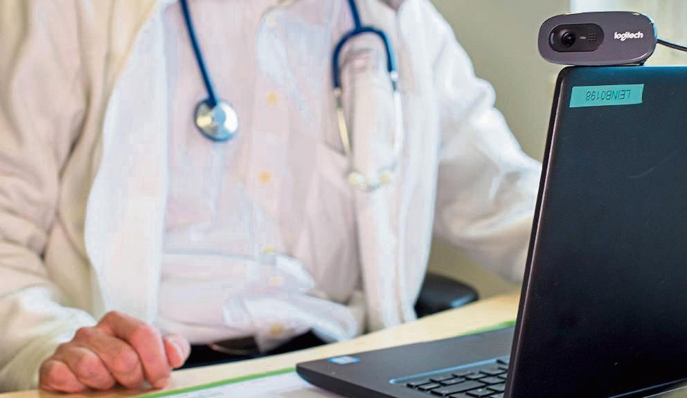 Bei geeigneten Beschwerden vermitteln die Mitarbeiter der 116 117 Patienten in die Videosprechstunde. Foto: dpa