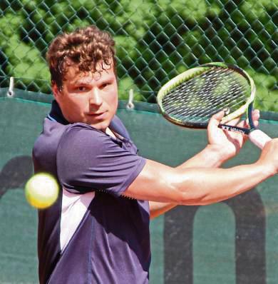 Niklas Rasche und die Herren 30 des TV Erwitte haben gegen den TC Rentford nichts zu verlieren. Foto: Thorsten Heinke