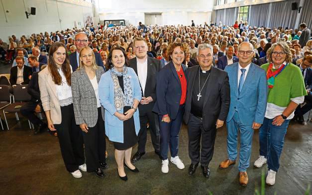 Gestalteten das Programm der Landvolkkundgebung: (v.l.) Rike Schröder, Theresa Rieke, Barbara Leufgen, Hagen Salmen, Steffi Neu, Dr. Udo Markus Bentz, Hubertus Beringmeier und Cornelia Langreck. Fotos: Laame