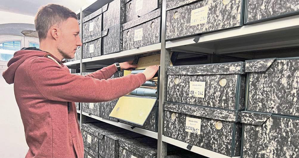 Viel analoge Arbeit: Stadtarchivar Lukas Grawe muss die Akten aus dem Keller des Archivs händisch in ein Software-Programm eintragen, um sie anschließend ins NRW-Portal hochladen zu können.