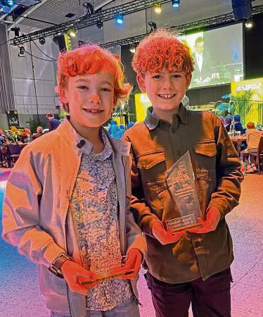 Ehrung im Rahmen des ADAC Hallencross in Dortmund: Piet Cußmann (l.) und Cooper Fechner vom MSC Bergstadt Rüthen.