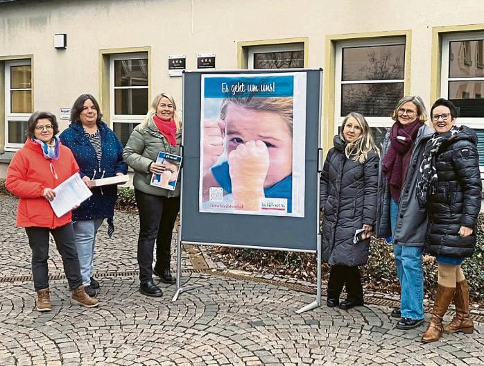 Vor dem Kreishaus in Soest machten Vertreterinnen der katholischen Wir-Kitas Hellweg auf die prekäre Situation in den Kindertageseinrichtungen aufmerksam.