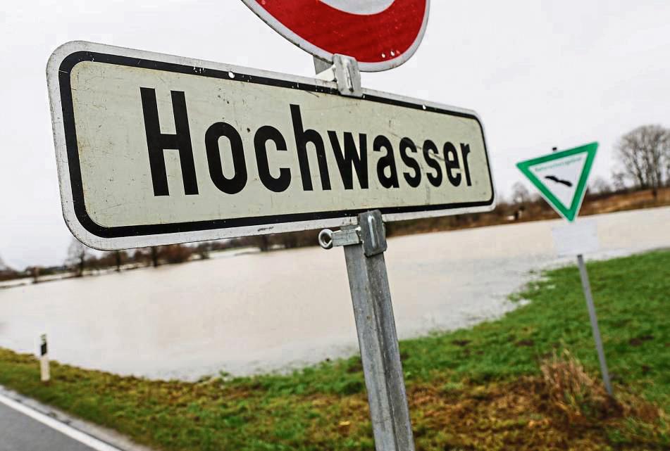 Mehrere Straßen waren während der Weihnachtstage 2023 gesperrt, andere drohten überflutet zu werden. Archivfoto: Benedikt Laame