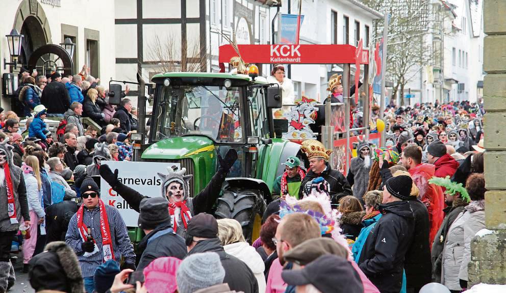 Beim Rosenmontagsumzug in Rüthen achten die Wagenbauer schon im Vorfeld auf Sicherheits- und Technikvorschriften, damit der Spaß für alle Besucher im Vordergrund steht. Foto: Marcel Mund