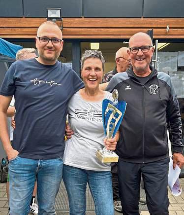 Holten nach 2023 erneut den Wanderpokal (v.l.): Mahmoud Alatrash sowie Susanne und Günter Kaupmann vom TuS Anröchte.