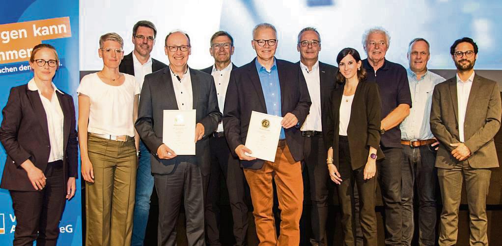 Bei der Volksbank Anröchte wurden Vorstand Hans-Georg Funke (4.v.l.) und Martin Jöring (6.v.l.) Ehrenurkunden überreicht. Die Nachfolge im Vorstand tritt Katharina Wolff an (4.v.r.), neu in den Aufsichtsrat gewählt wurde Johanna Numsen (l.). Foto: Laame