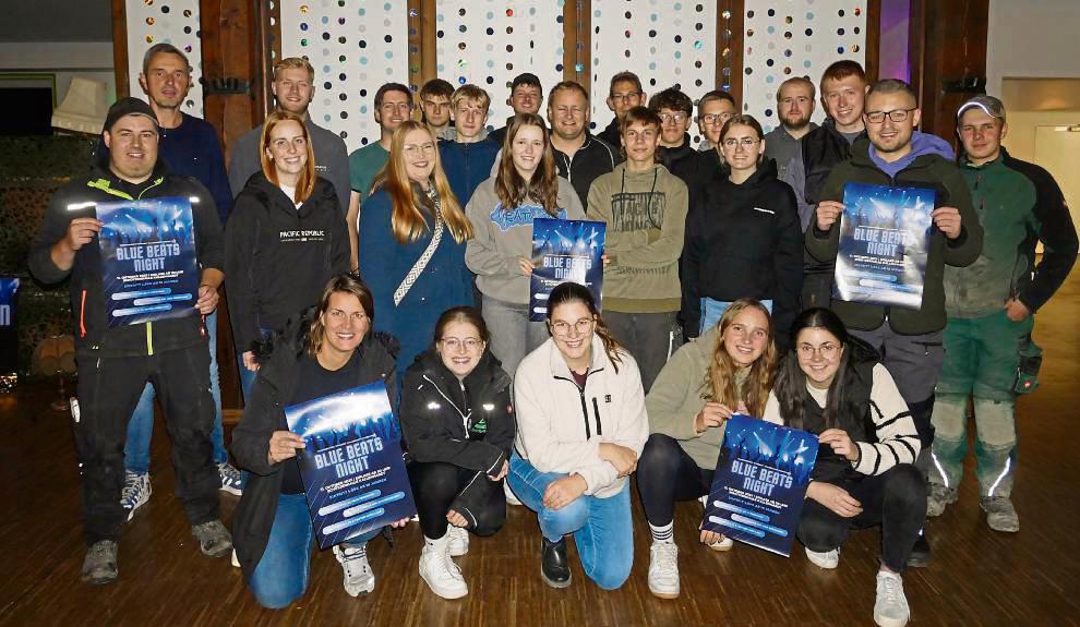 Die Kallenhardter Schützenhalle wird für die Blue Beats Night von den Musikerinnen und Musikern mit viel Deko und Liebe zum Detail zum Strahlen gebracht. Foto: Sarah Bsdurek