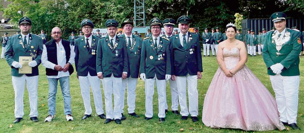 Auf der Festwiese wurden langjährige, treue Mitglieder geehrt.