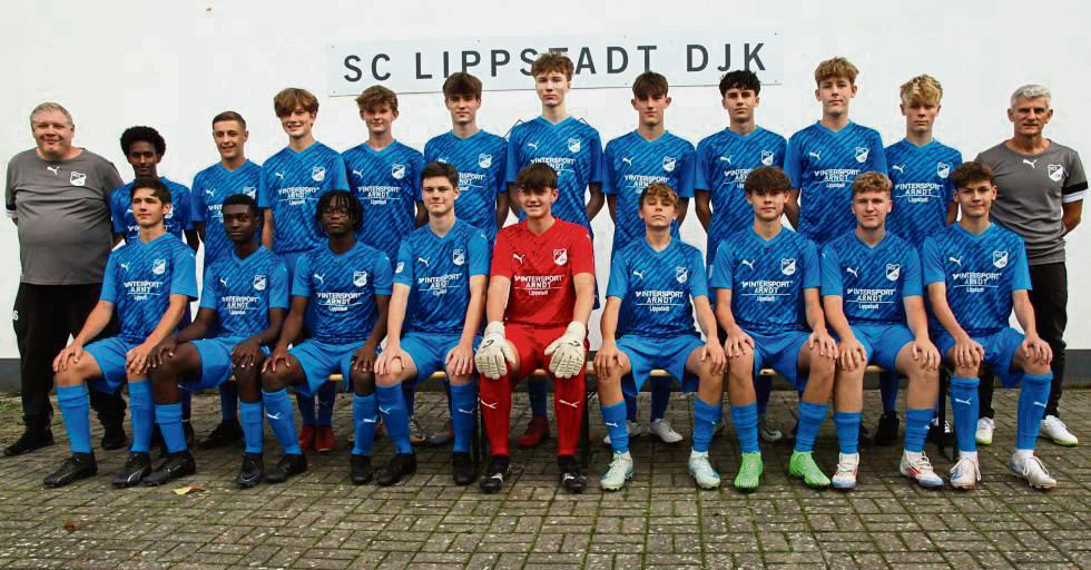 Nach sechs Jahren haben die Fußballer des SC Lippstadt wieder eine A-Jugendmannschaft für den Spielbetrieb im Fußballkreis gemeldet. Darauf ist der Verein mächtig stolz. Trainiert wird die Truppe von Panos Tsitsios (h.r.) und Manuel Schröder (h.l.). Foto: Dannhausen