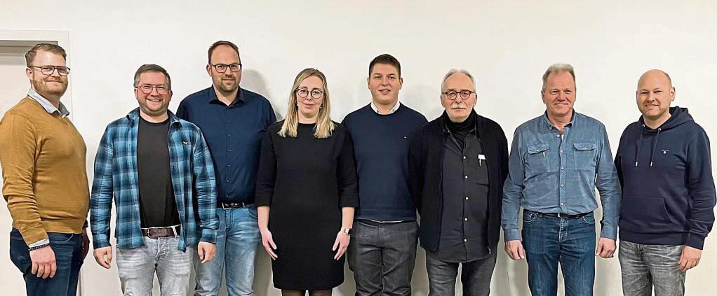 Der Vorstand in Overhagen blickte auf „das perfekte Schützenfest 2023“ zurück (v.l.): Tim Berglar-Jolk, Christian Wischmann, Henrik Hoppe, Königspaar Nora Wulff und Nils Grote, Klaus Kleine-Tebbe, Volker Rasch und Stefan Salmen. Foto: Stuckenschneider