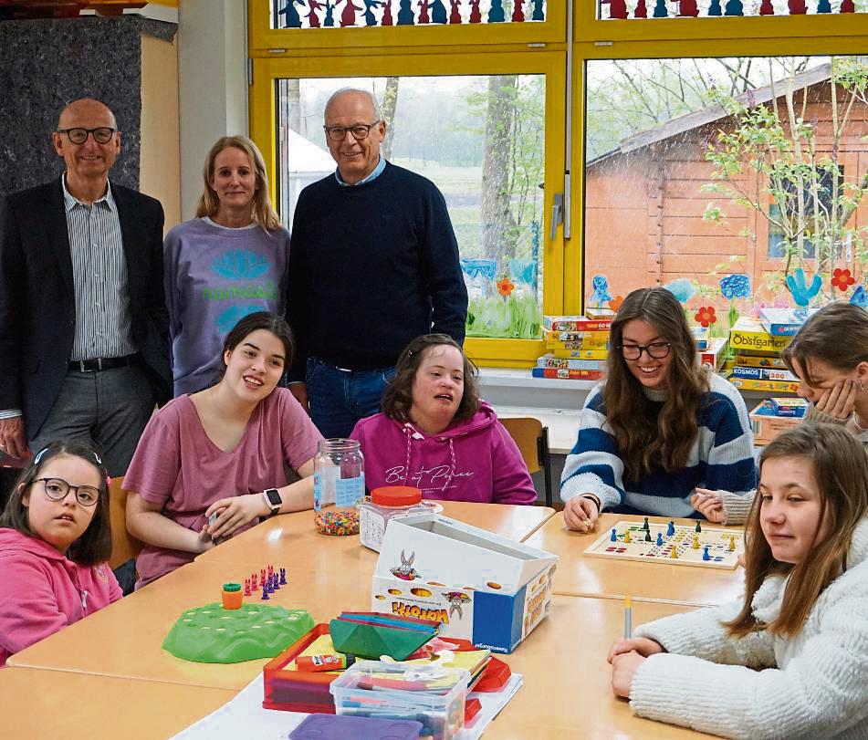 Brettspiele, Bastelei, Backen: (v.l.) Manfred Strieth, Vorsitzender der Dr.-Arnold-Hueck-Stiftung, Lebenshilfe-Koordinatorin Ute Lauterbach und Lebenshilfe-Geschäftsführer Wilhelm Glarmin machen sich für das Ferienangebot an der Don-Bosco-Schule stark. Foto: Cegelski