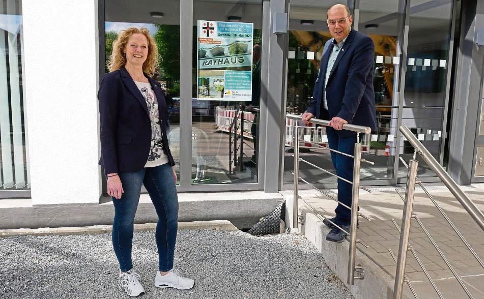 Freuen sich auf viele Besucher am Tag der offenen Tür im Rathaus: Ordnungsamtleiterin Stefanie Luse und Bürgermeister Peter Weiken. Foto: Bsdurek