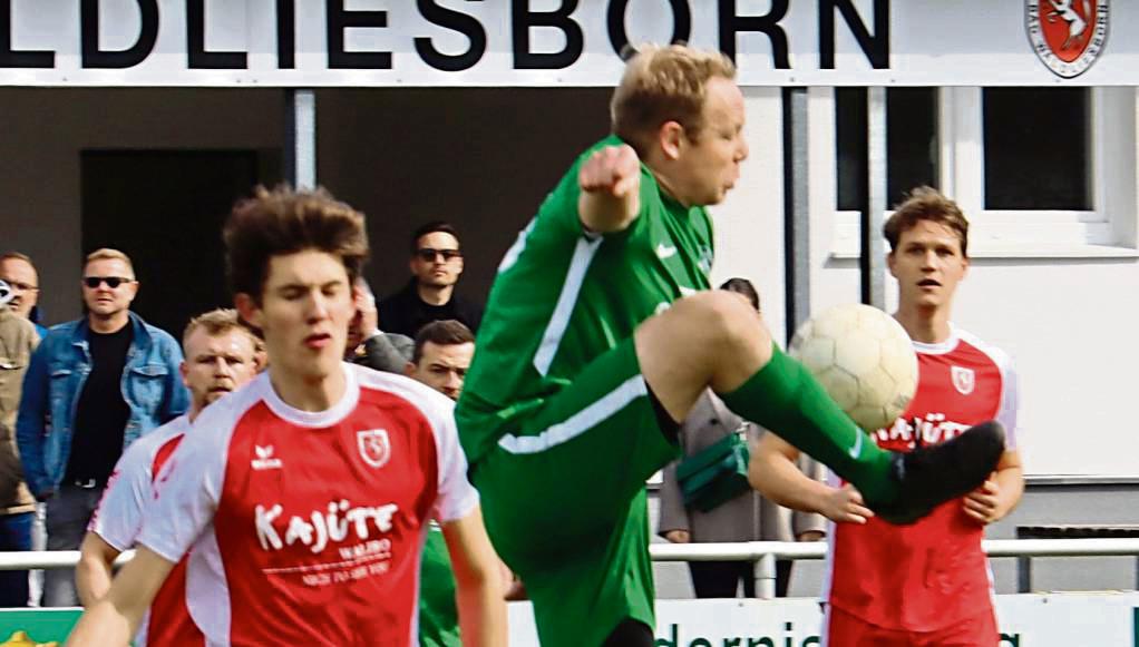 Der SV Bad Waldliesborn (in Rot) ließ nach einer 2:0-Pausenführung die Gäste aus Stirpe noch einmal ins Spiel kommen. Am Ende zitterte man sich zu drei Punkten. Foto: Feichtinger