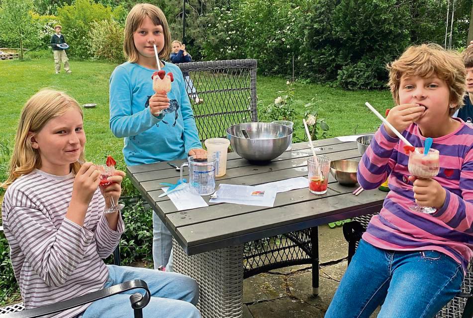 Mocktails schlürfen in Rubarths Garten: Die Kids ließen sich die selbstgemixten Getränke nicht nur schmecken, sondern bereiteten sie auch selbst zu. Foto: Gerwin