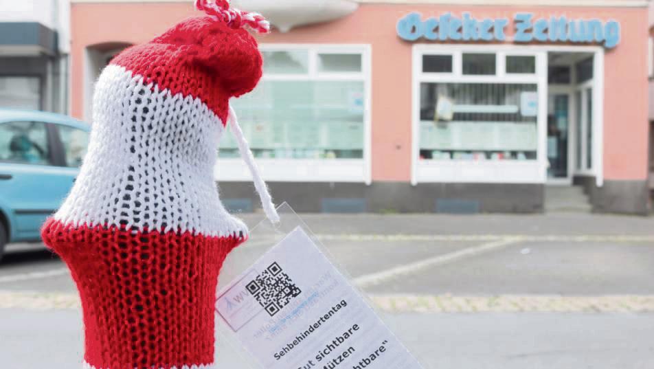 Mit solchen rot-weißen „Mützen“ machte der Blindenverein auf „unsichtbare“ Poller in der Geseker Innenstadt aufmerksam. Archivfoto: Dietz