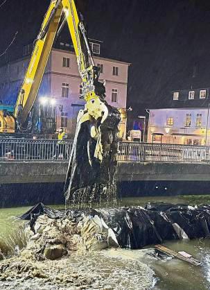 Sandsack-Tetris am Tivoli: Wegen des Weihnachtshochwassers wurden die Sandsäcke entfernt. Foto: Höer