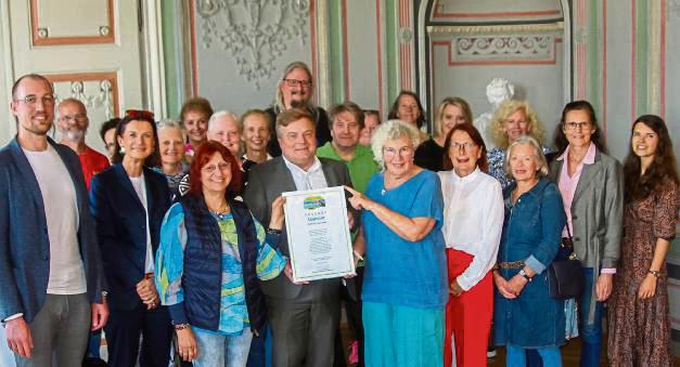 Lippstadt bleibt auch in den kommenden zwei Jahren „Fairtrade Town“: Die Urkunde wurde bei einer Feierstunde an Bürgermeister Arne Moritz überreicht. Foto: Wissing