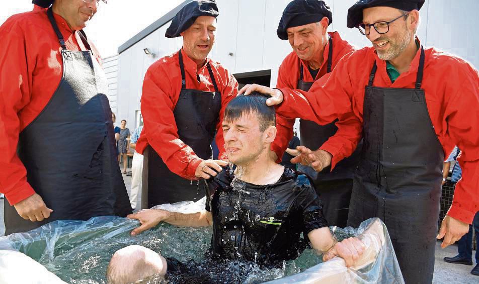 In die Bütte: Mit dem Handwerker-Brauch des Gautschens feierte Stefan Gottbehüt von der Langeneicker Druckerei Geseke GmbH das Ende seiner Lehrzeit. Fotos: Giannakis