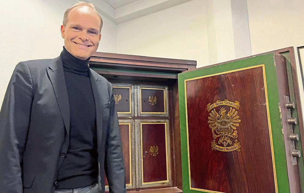 Der etwa 100 Jahre alte Tresor der Sparkasse Geseke würde wohl keiner Sicherheitskontrolle mehr standhalten. Heinz Gockel, Leiter Öffentlichkeitsarbeit, bestätigt für bestehende Schließfächer jedoch modernste Sicherheitsstandards. Foto: Anja Bsdurek
