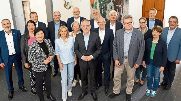 Landrätin Eva Irrgang (vorn, l.) empfing den Bildungsrat der Bildungsregion Kreis Soest im Kreishaus. Foto: Hönicke/ Kreis Soest