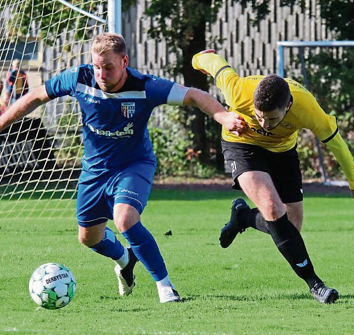 Auch der eingewechselte Michael Köller (r.) legte sich in der Schlussphase mächtig ins Zeug, um die knappe 2:1-Führung des SuS zu verteidigen. Foto: Wiegand
