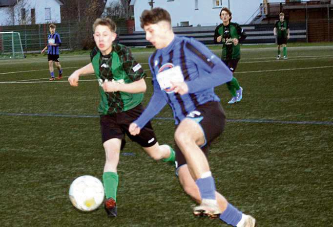 Die JSG Ehringhausen (in Blau) löste im zweiten Anlauf das Ticket für die Kreisliga A. In Geseke bezwang man den TuS Ampen in einem Entscheidungsspiel mit 3:2. Foto: Hans Dannhausen