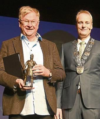 Besondere Ehre: Kinderliedermacher Reinhard Horn erhielt die Bronzeplastik Graf Bernhard. Foto: Dieter Tuschen