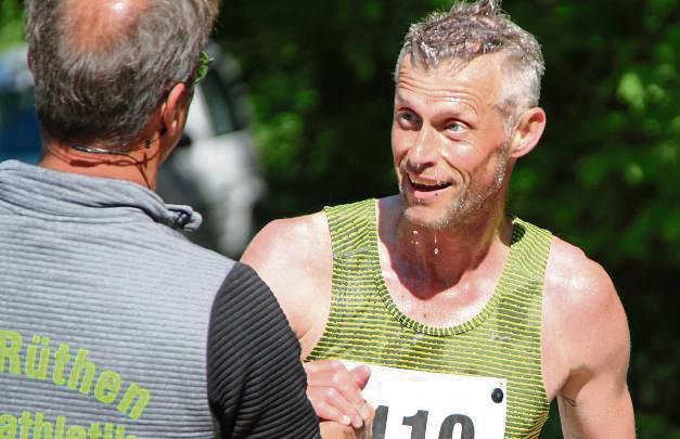 Gratulationen gab es von TSV-Volkslaufwart Clemens Rieger (l.) für den Sieger über die Halbmarathon-Distanz, Mirko Stellmacher aus Bad Waldliesborn. Seine Zeit: 1:24:25 Std.