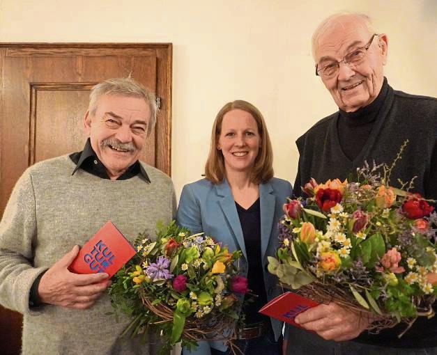 Ulrike Sindermann von der KWL gratuliert Dr. Wolfgang Suchanek (l.) und Ulrich Bökenkamp für ihre langjährige Tätigkeit als Stadtführer in Lippstadt.