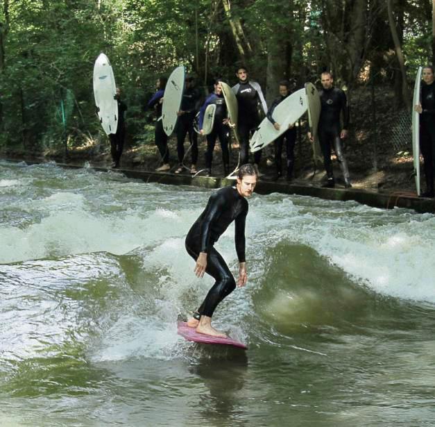 Eine stehende Welle an der Kanustrecke (wie hier am Münchener Eisbach) kann im Rahmen des Projekts Natur-Talente Lippe nicht mit EFRE-Fördermitteln gefördert werden.
