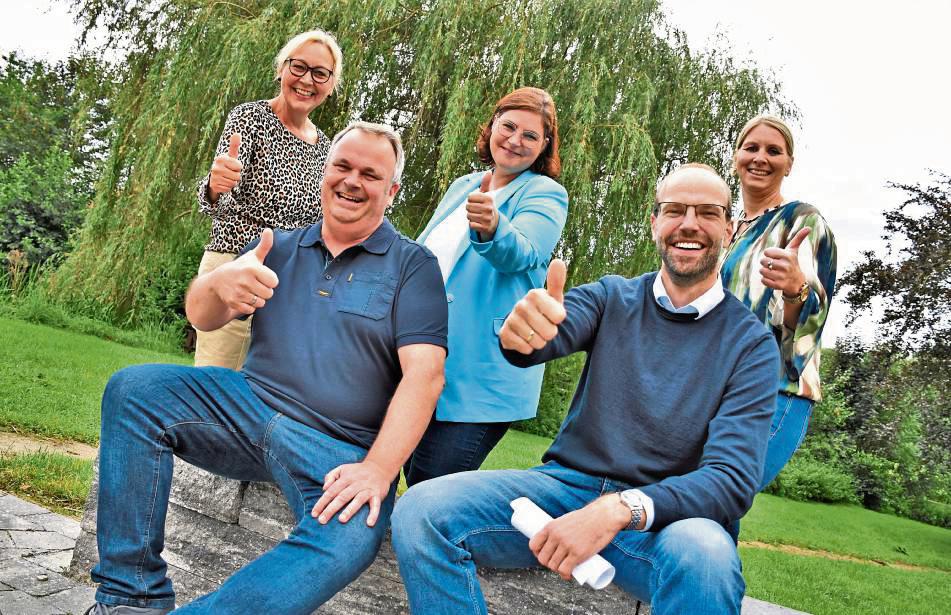 Das Team von Unser Menzel, darunter auch Vorsitzender Stephan Rüther (l.), freut sich über die Arbeiten rund um den Dorfpark. Foto: Giannakis