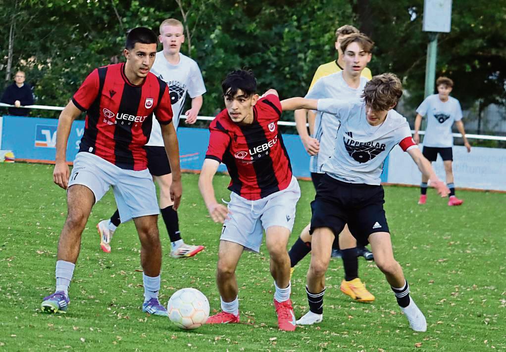Erst spät kamen die B-Junioren des großen Favoriten SV Lippstadt (in Schwarz-Rot) im Halbfinale bei der SG Langeneicke (in Weiß) auf Touren. So hielten die Gastgeber bis zur Pause ein 0:0. Unterm Strich stand dann aber ein 8:0-Erfolg des Westfalenligisten. Foto: Uwe Feichtinger