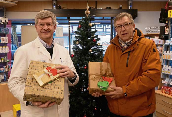 Freuen sich über den guten Verlauf der Wunschbaum-Aktion für ältere Menschen: Apotheker Dr. Eckart Tannhäuser (l.) und Hans-Josef Wessel von der Bürgerstiftung. Foto: Bsdurek