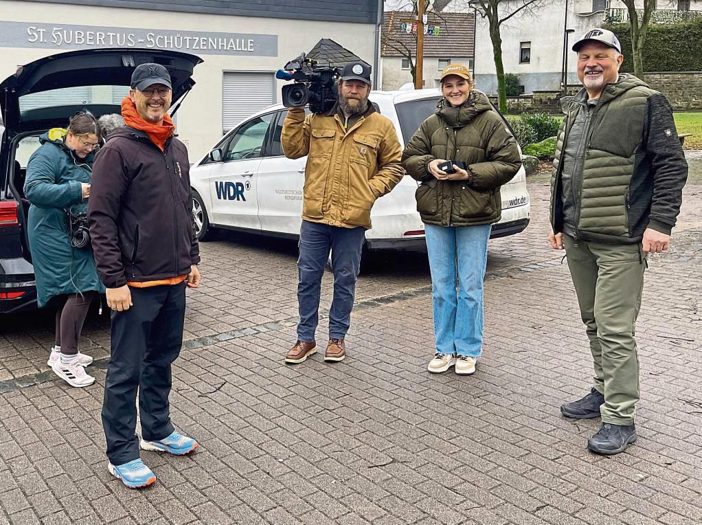 An der Schützenhalle nahm Ortsvorsteher Bernd Cordes (r.) Moderator Matthias Heise (l.) und sein Team in Empfang.