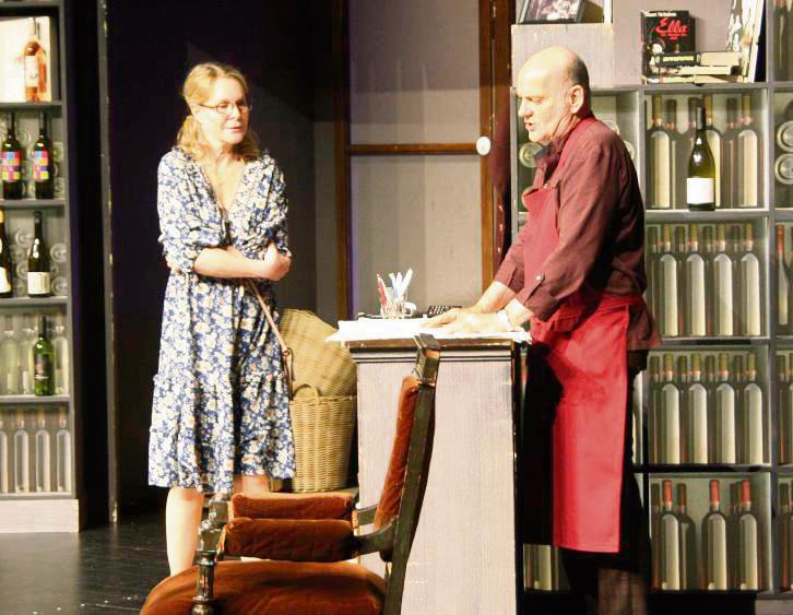 Die etwas verpeilte Hortense (Anne Moll) und der spröde Weinhändler Jacques (Ulrich Gebauer) kommen sich beim edlen Rebensaft immer näher. Foto: Helga Wissing