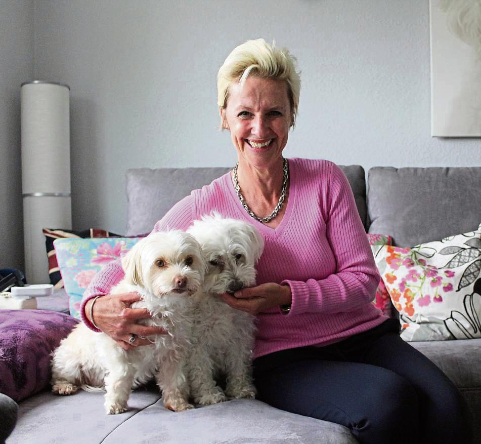 Hundepsychologin Christiane Busch mit ihren Hunden Lina (9) und Michel (19). Foto: Mintert