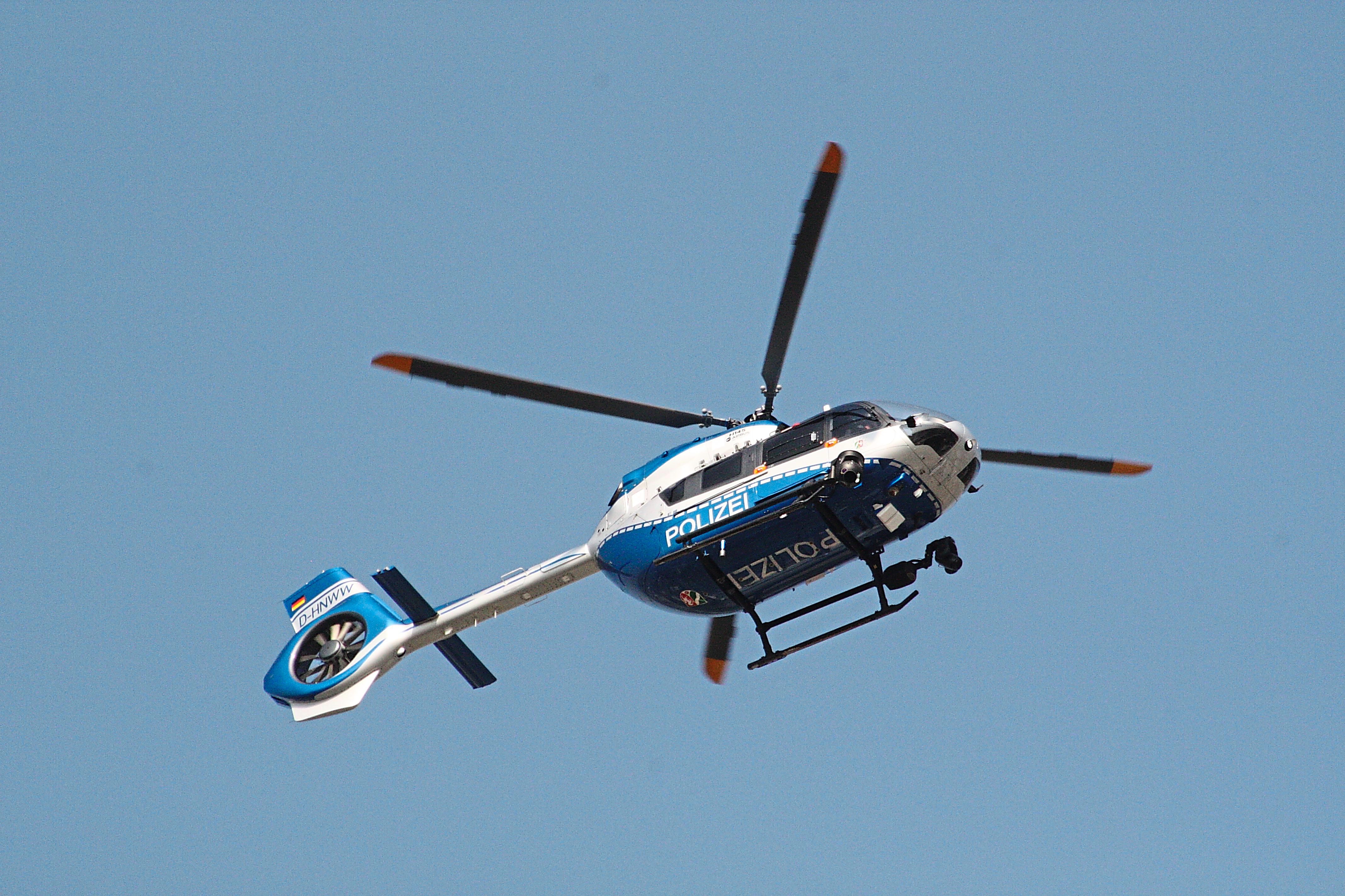 Nach dem Vermissten hatte die Polizei unter anderem per Hubschrauber gesucht. Symbolfoto: Niggenaber