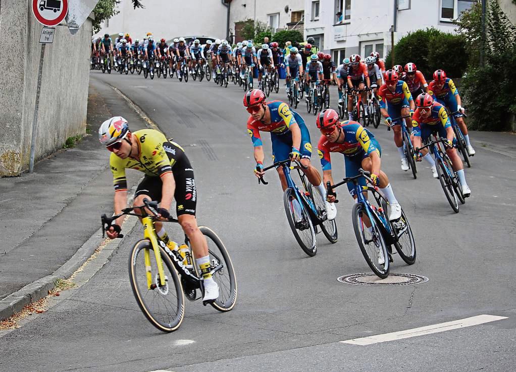 Vor vier Wochen gewann Wout van Aert (l.) noch die Schlussetappe der Tour de France, jetzt fuhr er im Rahmen der Deutschland-Tour durch Menzel. Fotos: Bsdurek
