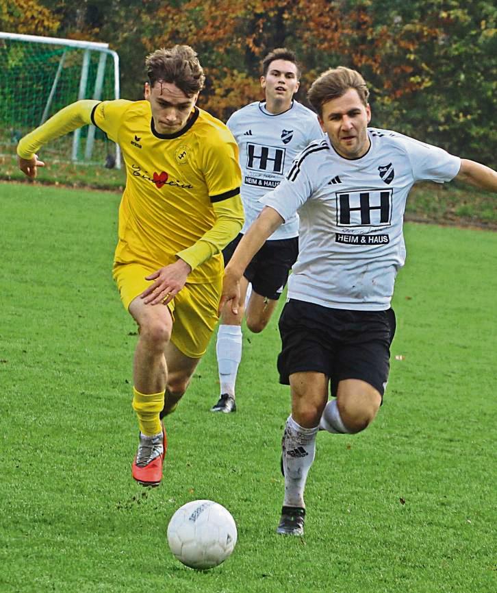 Nach dem Coup gegen Tabellenführer Bad Westernkotten II darf man gespannt sein, ob der SuS Störmede (in Weiß) jetzt in Geseke noch einmal nachlegen kann. Foto: Hartmut Brand